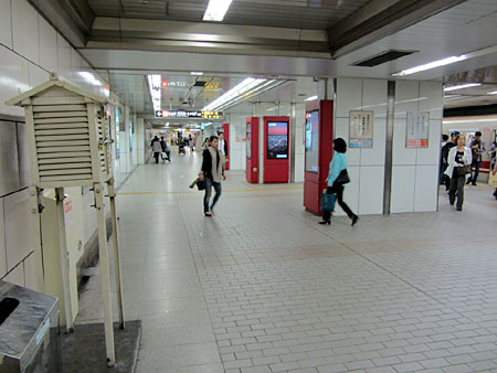 121014_大阪市営地下鉄梅田駅・百葉箱