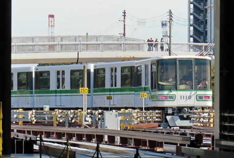 六甲ライナーフェスティバル 1000形が検車場内を走行